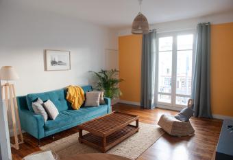 Appartement spacieux avec balcon et parking has Balcony rooms