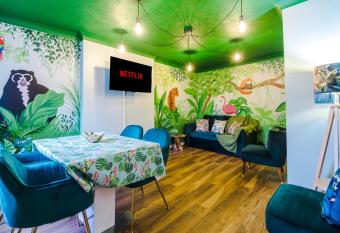 The Jungle Hut has Balcony rooms