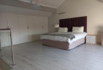 Mount Royal 09 - Large 1 bed with balcony has Balcony rooms