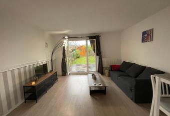 Studio cosy    10 minutes de Disneyland Paris has Balcony rooms