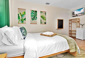 Tropical Studio in Hollywood Florida allows 18 year olds to book a room