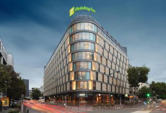 voco Paris - Porte de Clichy, an IHG Hotel has Balcony rooms