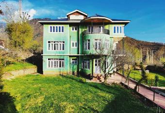 Calm Holiday Inn has Balcony rooms
