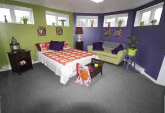 Room in Guest room - Gandhi Very large room decorated in Indian style, office space and sofa allows 18 year olds to book a room