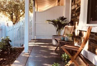 Holly Day s - 1910 cottage - right by the beach has Balcony rooms