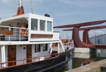 Hotelboot Koningin Emma I Kloeg Collection allows 18 year olds to book a room