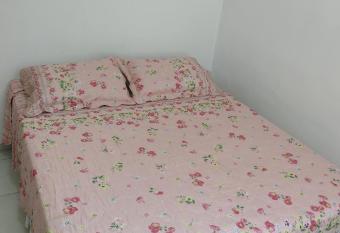 Perto da praia e shopping, completo, claro, fresco has Balcony rooms