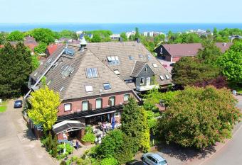 Wennhof allows 18 year olds to book a room