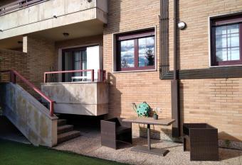 JARDINES DE VINJOY has rooms with a private hot tub