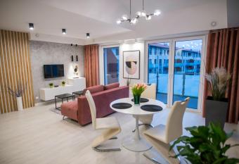 Nowoczesny apartament z antresol   i gara  em has Balcony rooms