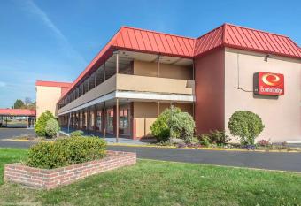 Econo Lodge has Smoking rooms