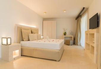 HOTEL BARONE DI MARE has rooms with a private hot tub