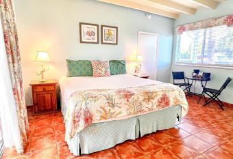 The Ocean View Inn has Balcony rooms