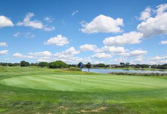 Isles Golf Home has rooms with a private hot tub