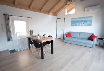 Bellano Holidays - Casa Artemio has Balcony rooms