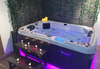 Agr  able maisonnette de ville avec jacuzzi allows 18 year olds to book a room