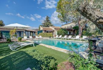 Hotel Bastide de Lourmarin allows 18 year olds to book a room