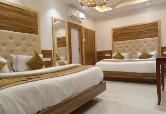 HOTEL GOLDEN VEENA- MOUNT ABU- 1 km FROM NAKKI LAKE has Balcony rooms