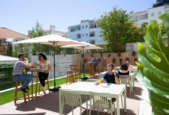 Casual Ra  zes Porto allows 18 year olds to book a room