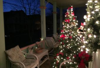 Great Location! 4 Bedroom 2 bath sleeps 10 has Balcony rooms