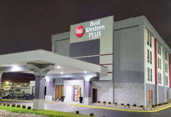 Best Western Plus South Holland/Chicago Southland has rooms with a private hot tub