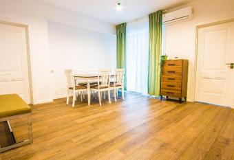 Iancului ApartHotel has rooms with a private hot tub