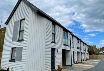 Salt Yard Cottage No 3 has Balcony rooms