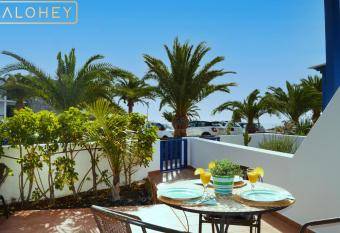 Casa Mares  a Las Moreras con Vista Mar en primera linea y Piscina compartida allows 18 year olds to book a room