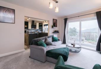 The Exquisite Matlock Gem - Stunning Balcony Views - Parking allows 18 year olds to book a room