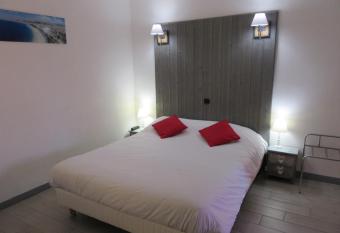 Contact Hotel de France has Balcony rooms