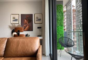 Daico - Waterfall Ellipse Apartment allows 18 year olds to book a room