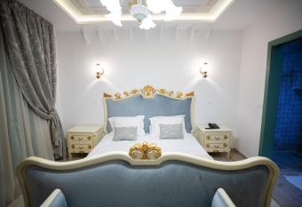 Dar Hammamet Guest House & Hammam has rooms with a private hot tub
