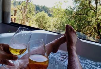 Cabana R  stica allows 18 year olds to book a room