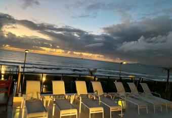 P   na areia - pr  ximo ao Beto Carreiro has Balcony rooms