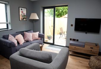 Little Elm - luxury home from home, free parking, 30-40 mins walk from Bath city centre has Balcony rooms