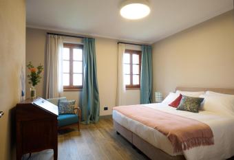 Cascina Bin   allows 18 year olds to book a room