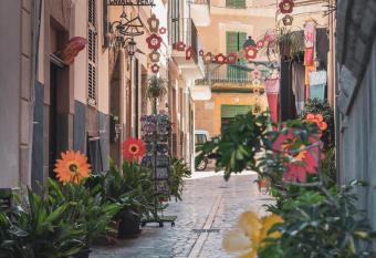 Ca   s Cuscanti allows 18 year olds to book a room