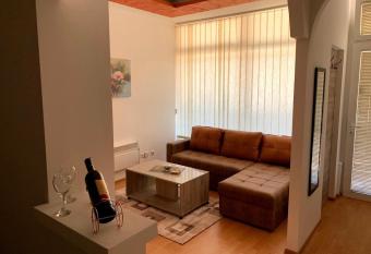 Apartmani lux has rooms with a private hot tub