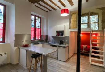 Le G  te de Lancelot avec baln  o City Center has rooms with a private hot tub