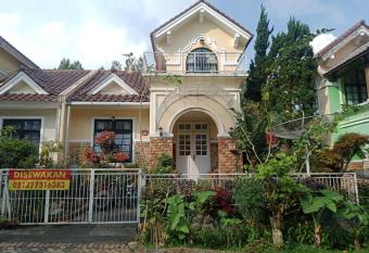 Villa kota bunga 3 kamar full Wifi bersih rapi has Balcony rooms