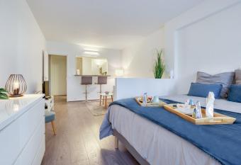 Le cocon des couples tout proche Versailles - en face de l H  pital Mignot has Balcony rooms