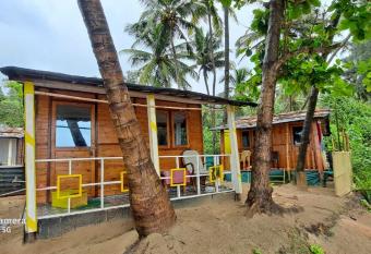 Bridge Inn beach huts has Balcony rooms