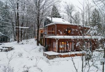 Auberge Yoga Salamandre allows 18 year olds to book a room