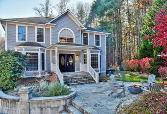 Gorgeous home with hot tub just 7 miles to downtown Asheville! has rooms with a private hot tub