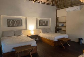 Xoot Ka   Ana villa fantas  a has rooms with a private hot tub