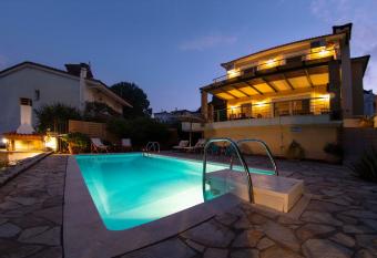 The Bird s Nest Luxury Villa has Balcony rooms