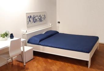 B&B accogliente a due passi dal metr   di Milano - Casa Adriana allows 18 year olds to book a room