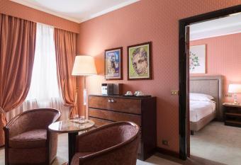 Doria Grand Hotel has rooms with a private hot tub