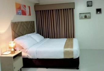 Persimmon Studios - Studio Unit- 16th Floor - 1641 allows 18 year olds to book a room