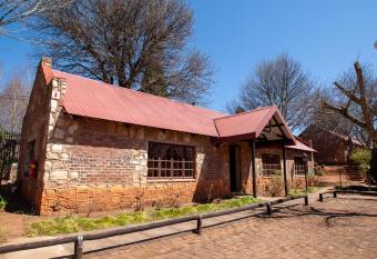 Crimson Cottage has Balcony rooms